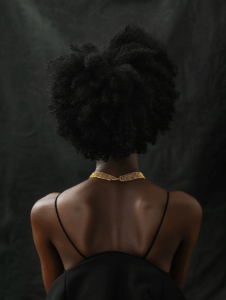 Coiffure afro naturelle – Volume et texture crépue Afro porté librement, sublimant la densité naturelle du cheveu crépu. Une coiffure iconique qui célèbre l’authenticité et la texture brute.